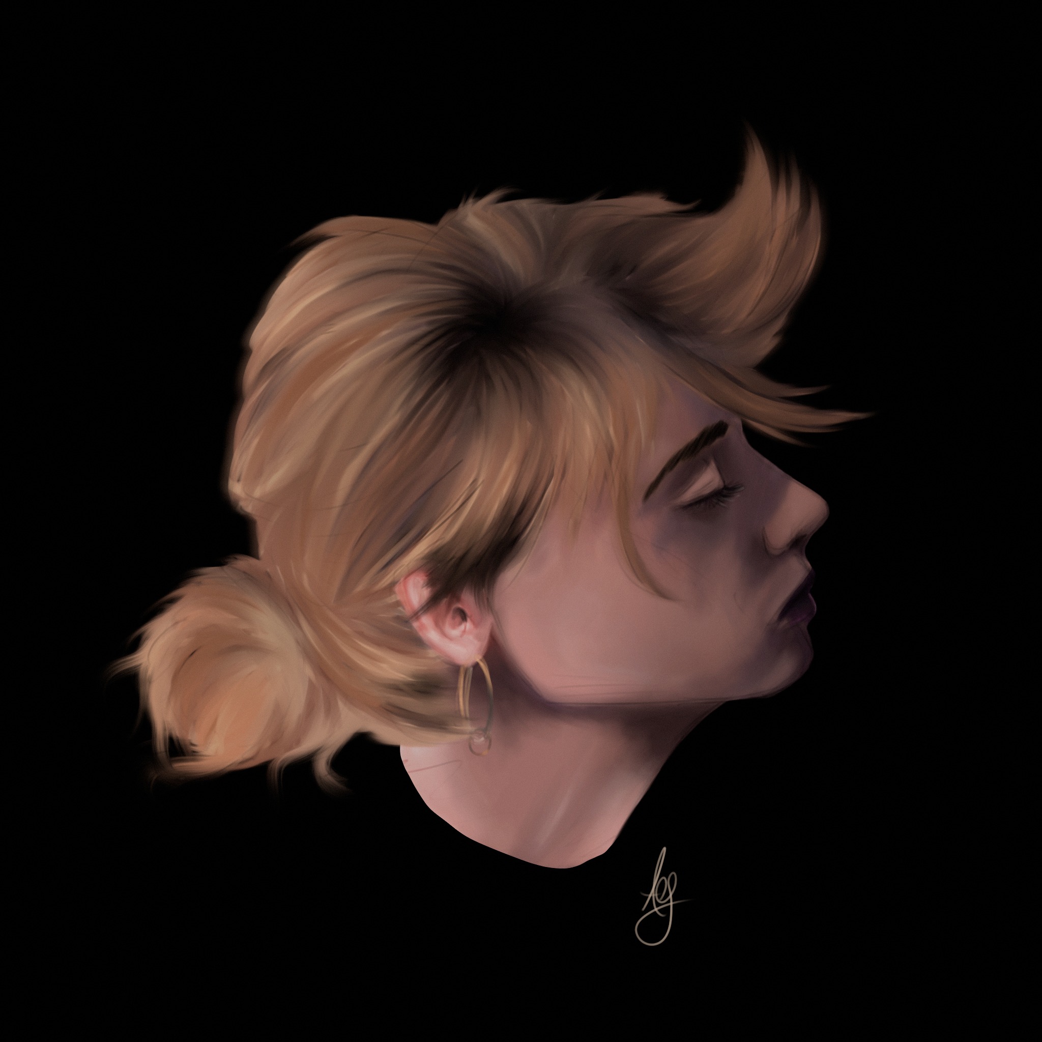 Cyfrowy portret kobiety z blond włosami upiętymi w kok, widocznej z profilu na czarnym tle, z delikatnym makijażem i złotym kolczykiem w uchu.