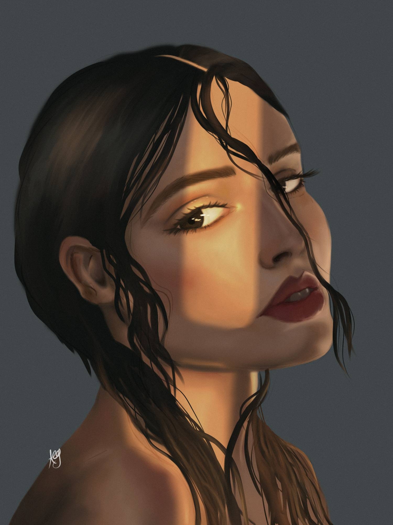 Cyfrowy portret kobiety z mokrymi, ciemnymi włosami, oświetlonej promieniami słońca padającymi na część twarzy i włosów, na szarym tle.