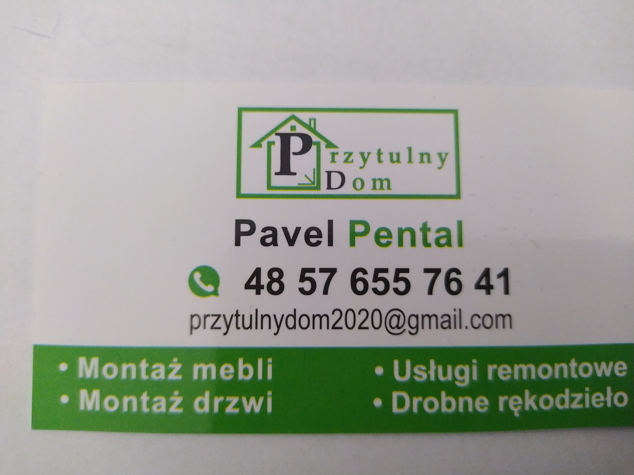 Wizytówka firmy 'Przytulny Dom' z logo w zielonej ramce, oferującej montaż mebli i drzwi, usługi remontowe oraz drobne rękodzieło, z numerem telefonu i adresem e-mail.