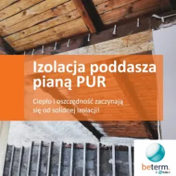 Poddasze po izolacji pianą PUR, widoczne drewniane elementy konstrukcyjne. Częściowo zasłonięte pomarańczowym banerem z tekstem reklamowym i logo firmy.