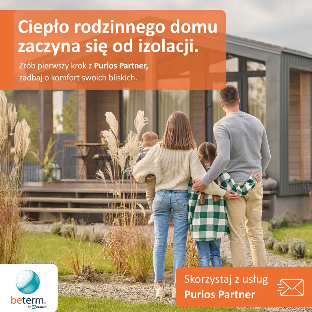 Rodzina przed domem z izolacją. Reklama Purios Partner. Tata obejmuje dzieci, widok z tyłu. Ogród z trawami ozdobnymi. Komfort termiczny domu.