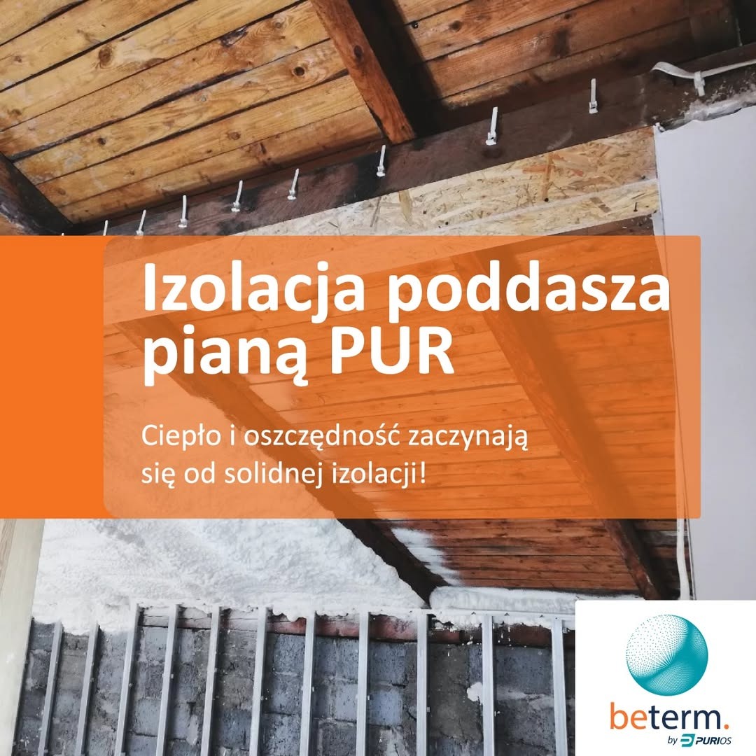 Poddasze po izolacji pianą PUR, widoczne drewniane elementy konstrukcyjne. Częściowo zasłonięte pomarańczowym banerem z tekstem reklamowym i logo firmy.