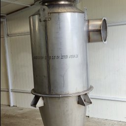 WIKLAR Konstrukcje Stalowe RAFAŁ KOPCZYK - Cylindryczny, metalowy separator przemysłowy z widocznymi spawami i rurami wlotowymi, umieszczony w hali produkcyjnej.