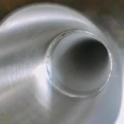 Wnętrze spawanej rury ze stali nierdzewnej, widoczne ślady po spawaniu TIG.