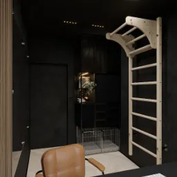 Ciemne wnętrze biura domowego z drewnianą drabinką gimnastyczną, biurkiem z klawiaturą i myszką, brązowym krzesłem biurowym oraz klatką dla psa pod regałem.