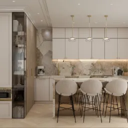 Elegancka kuchnia z marmurowym blatem, trzema hokerami z beżowymi siedziskami, oświetleniem punktowym i przeszkloną witryną z dekoracjami.