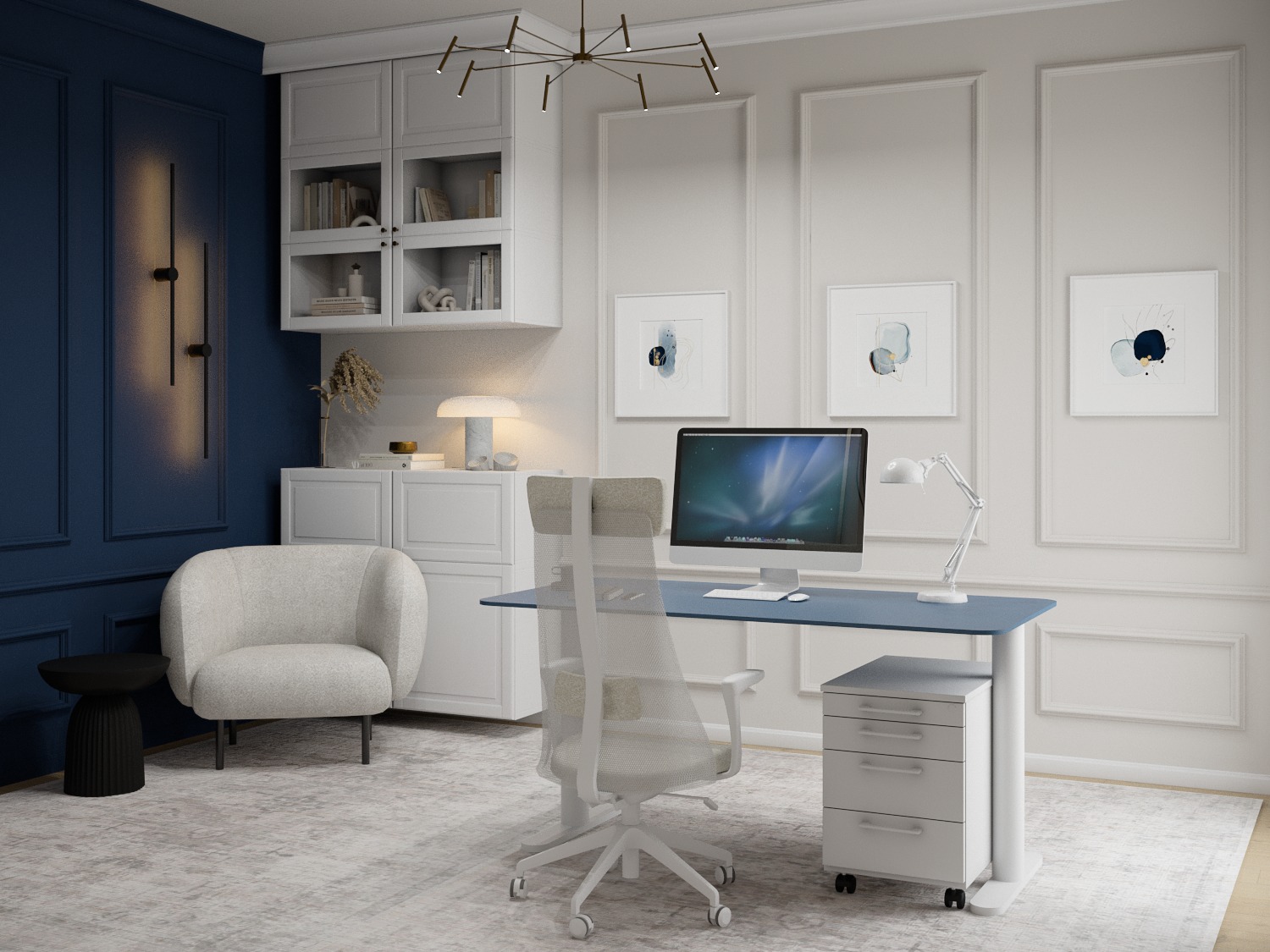 Nowoczesne biuro w odcieniach bieli i granatu: ergonomiczne krzesło, biurko z niebieskim blatem, białe szafki z książkami, abstrakcyjne obrazy na ścianie i designerska lampa sufitowa.