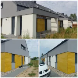 Nowoczesne domy jednorodzinne z szarą elewacją górną i panelami imitującymi drewno w kolorze miodowym na dolnej części fasady, widoczne z różnych perspektyw.