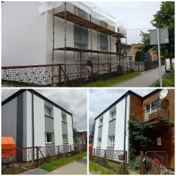 Dwupiętrowy budynek w trakcie malowania elewacji, widoczne rusztowania i zabezpieczenia folią, w tle zieleń i zabudowa sąsiedzka.