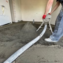 Wylewanie tradycyjnej posadzki betonowej. 