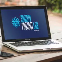 Logo dla Fundacji Society Project Lab zajmującej się projektami społecznymi.