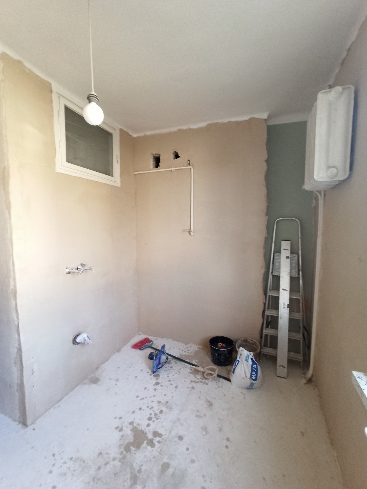 usuniecie starego tynku, wyrównanie ścian