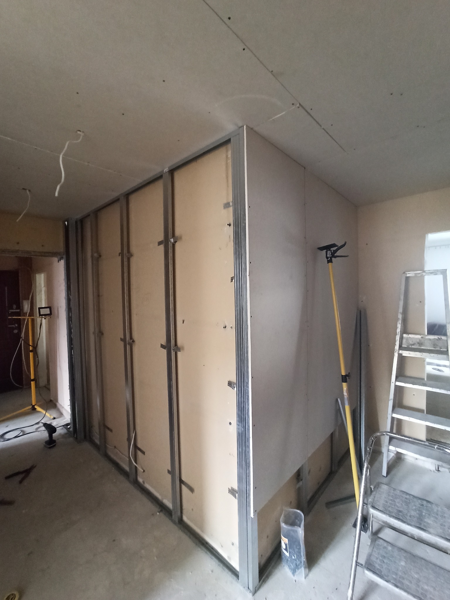 równanie ścian metodą suchej zabudowy G-K