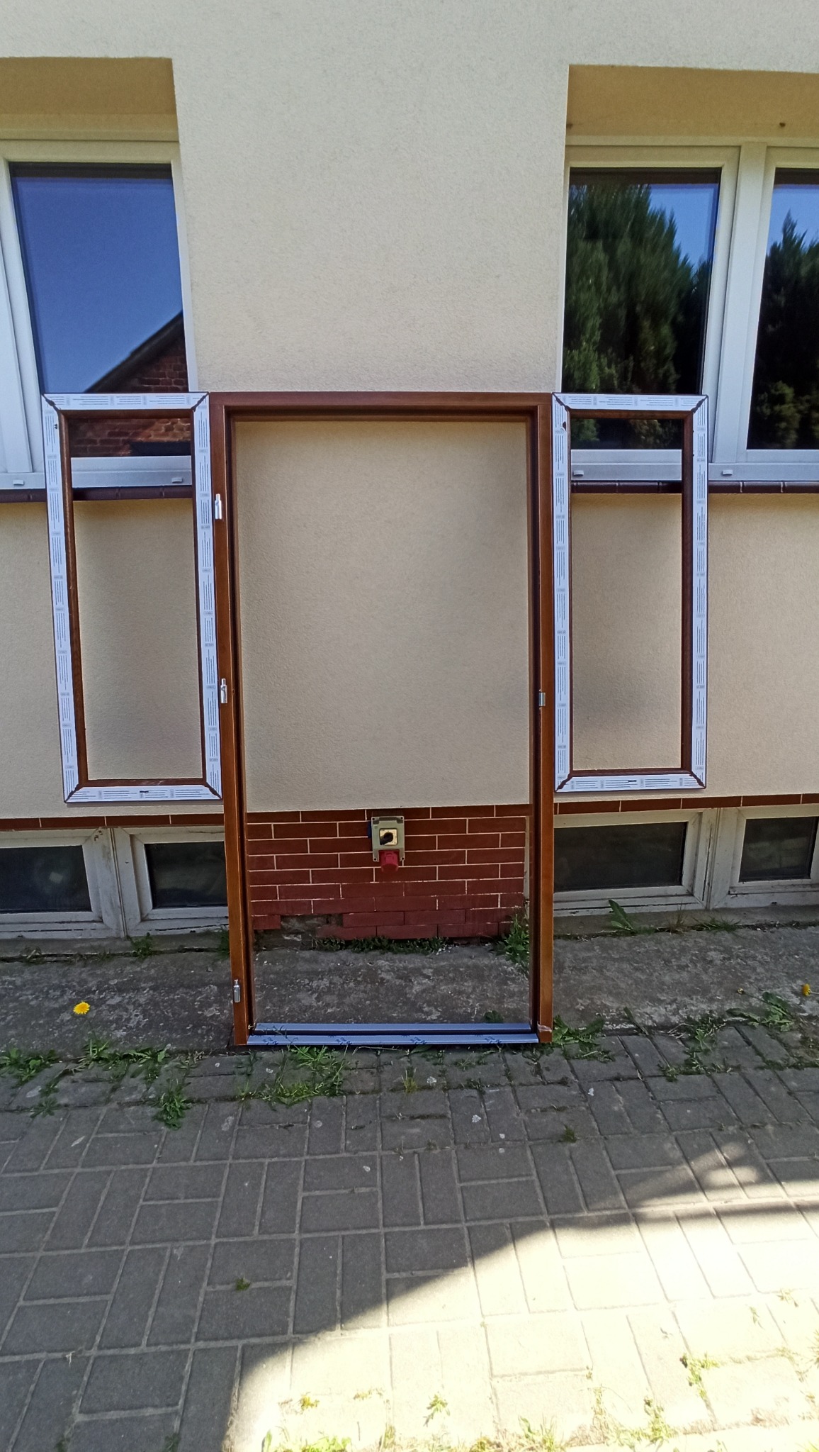 montaż drzwi + dostawka 2 okna
