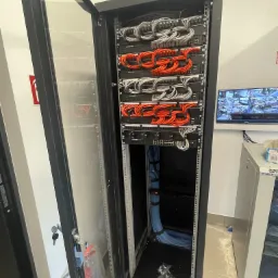 Szafa RACK z wyposażeniem.