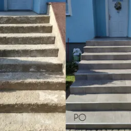 Porównanie stanu schodów wejściowych przed i po wyłożeniu szarymi płytkami. Widoczne zabezpieczenia krawędzi schodów. Tło stanowi błękitna elewacja budynku.