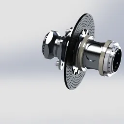 Model 3D piasty koła z tarczą hamulcową, widoczne otwory wentylacyjne i mocowania śrub, render na jasnym tle.