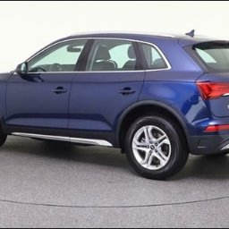 Leasing samochodowy + cesja, auta poleasingowe - Błękitny samochód Audi Q5, widok z boku i tyłu, na szarym tle w studiu.