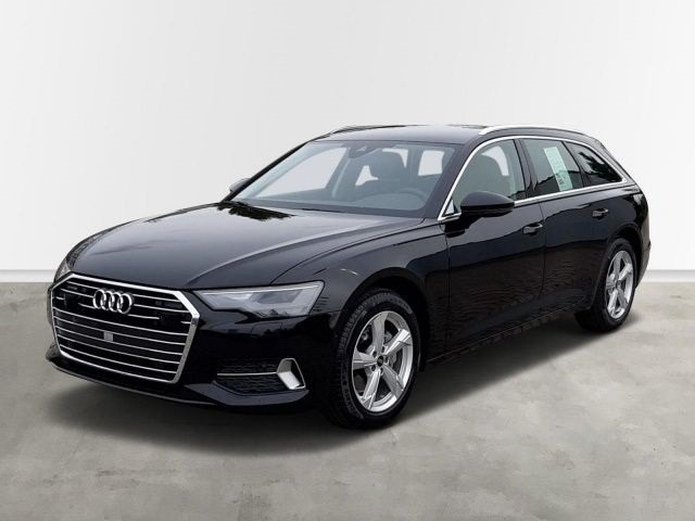 Czarny samochód kombi Audi A6, widok z przodu z lekkiego kąta, srebrne felgi, na jasnym tle.