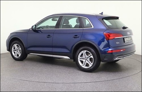 Błękitny samochód Audi Q5, widok z boku i tyłu, na szarym tle w studiu.