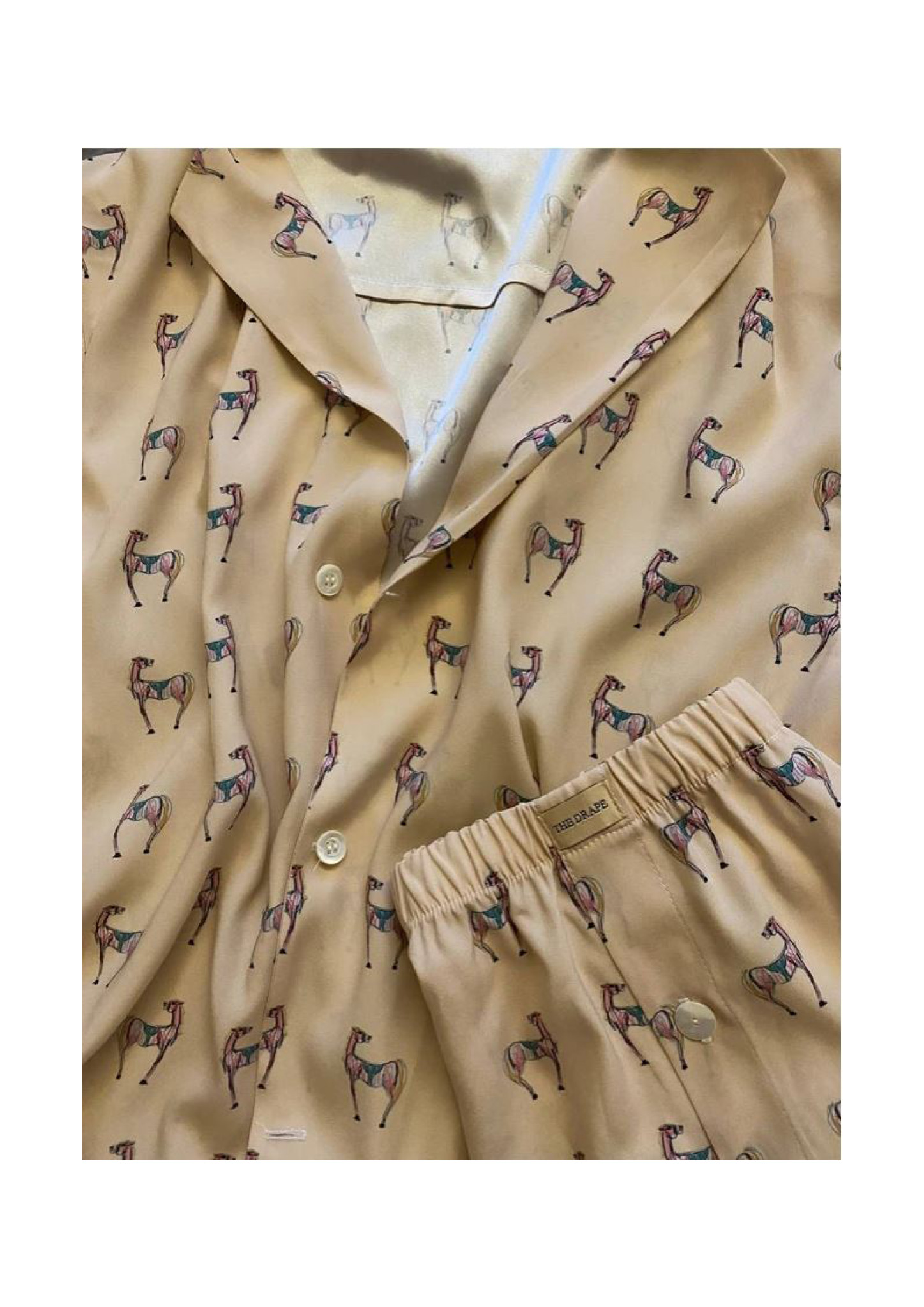 Jedwabny komplet zadrukowany w autorski wzór marki The Drape