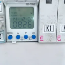 Panel sterujący z wyświetlaczem LCD pokazującym datę 14-12-22 i godzinę 08:26, umieszczony obok modułów elektrycznych z oznaczeniami K1 i logo ETI.