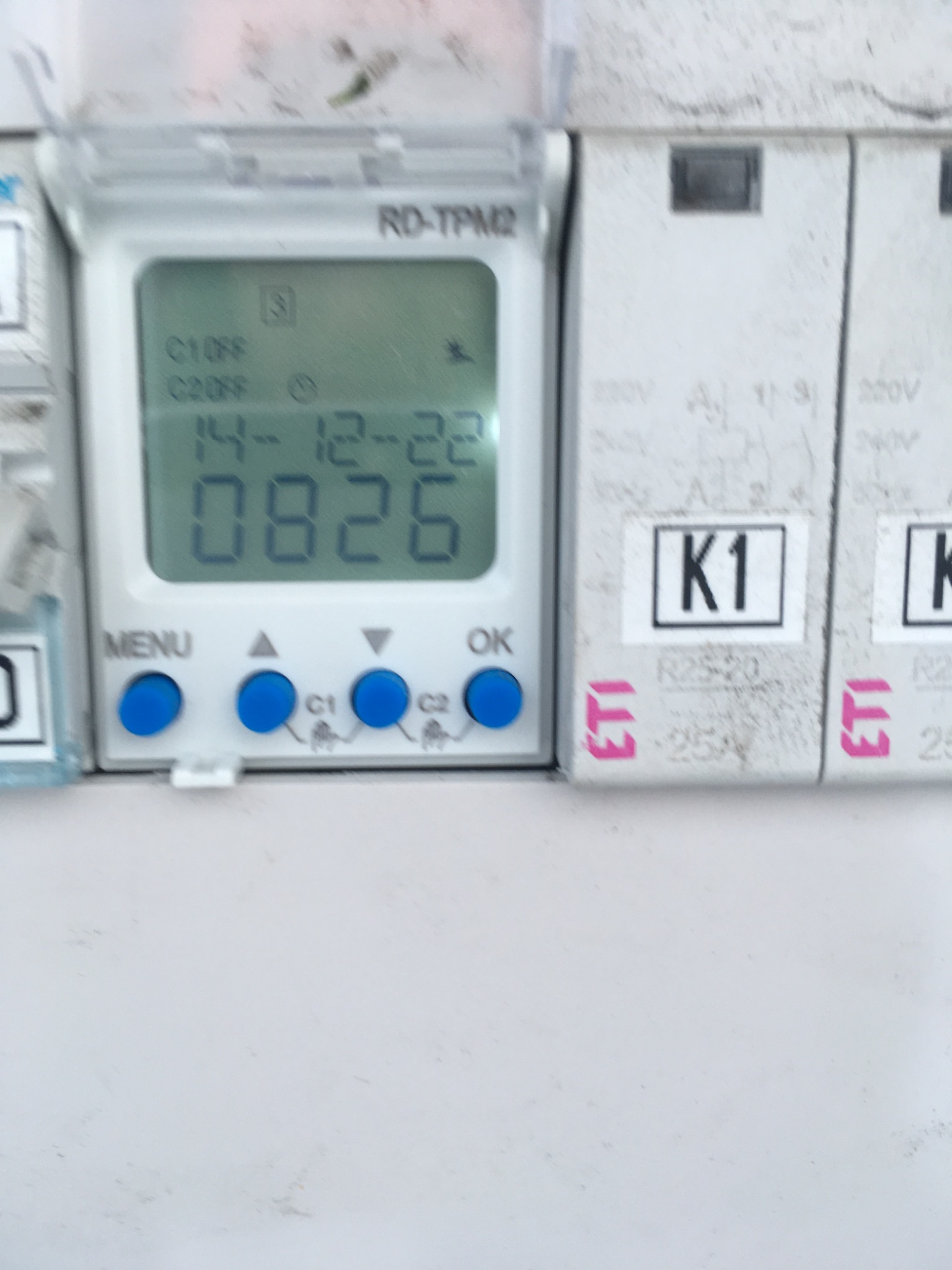 Panel sterujący z wyświetlaczem LCD pokazującym datę 14-12-22 i godzinę 08:26, umieszczony obok modułów elektrycznych z oznaczeniami K1 i logo ETI.