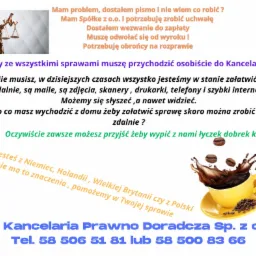 Plakat reklamowy kancelarii prawnej z hasłami o pomocy w sprawach prawnych, wizerunkiem Temidy i filiżanką kawy, zachęcający do kontaktu zdalnego lub osobistego.