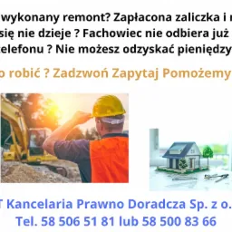 Mężczyzna w kasku i kamizelce na tle koparki oraz model domu na planach architektonicznych, sugerujące problemy z budową lub remontem.