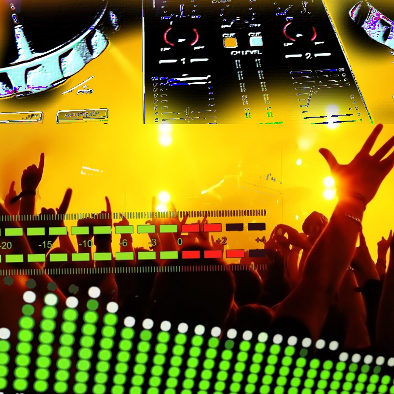 Dynamiczne ujęcie tłumu na koncercie z widocznym sprzętem DJ-skim i equalizerem w jaskrawym, żółtym oświetleniu.
