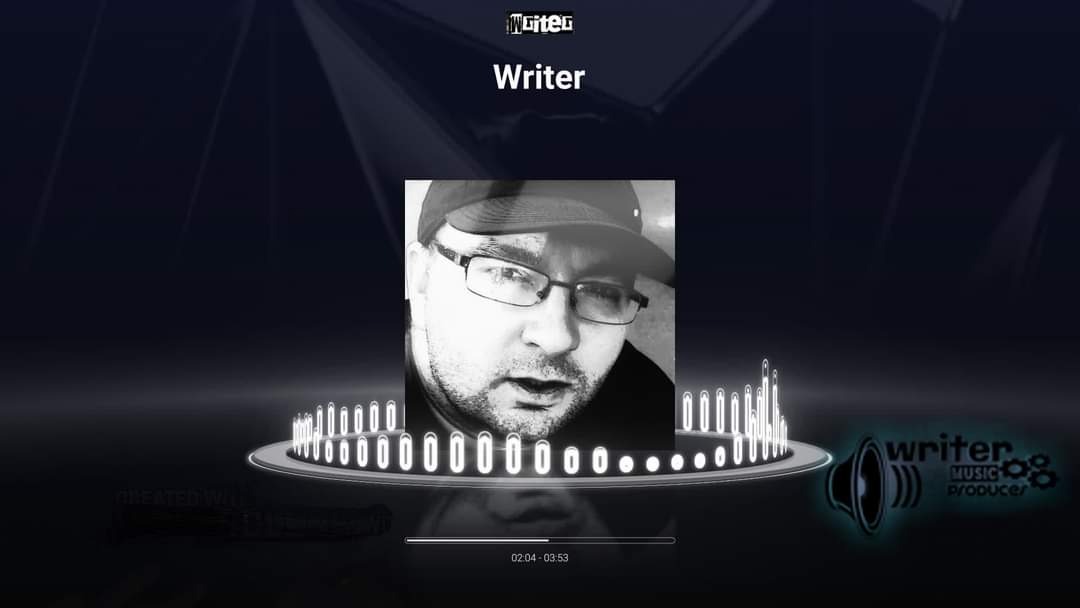 Czarno-białe zdjęcie profilowe mężczyzny w okularach i czapce z wizualizacją spektrum dźwięku i logo 'Writer Music Producer' na ciemnym tle.
