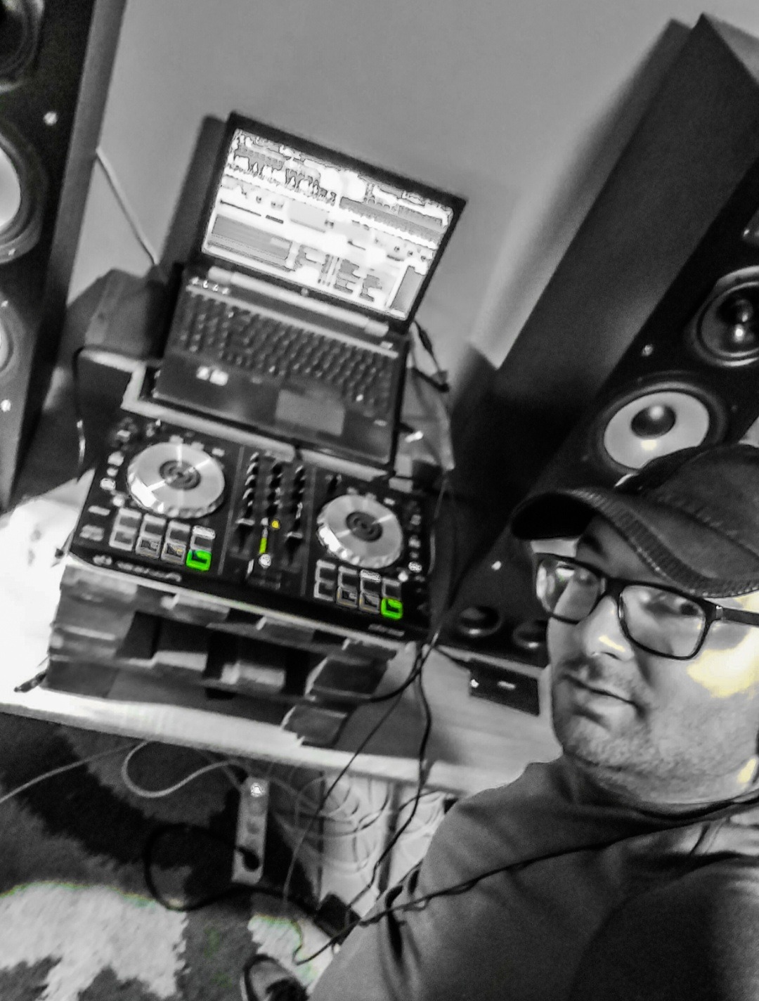 DJ z Pabianic robiący selfie z mikserem Pioneer DDJ i laptopem wyświetlającym oprogramowanie do miksowania muzyki. Widoczne kolumny głośnikowe i okablowanie.