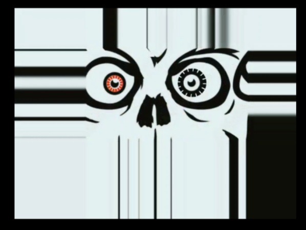 Grafika przedstawia stylizowaną, czarno-białą czaszkę z jednym okiem w kolorze czerwonym i drugim okiem z elementami mechanicznymi, umieszczoną na tle z poziomymi, czarno-białymi pasami, całość...