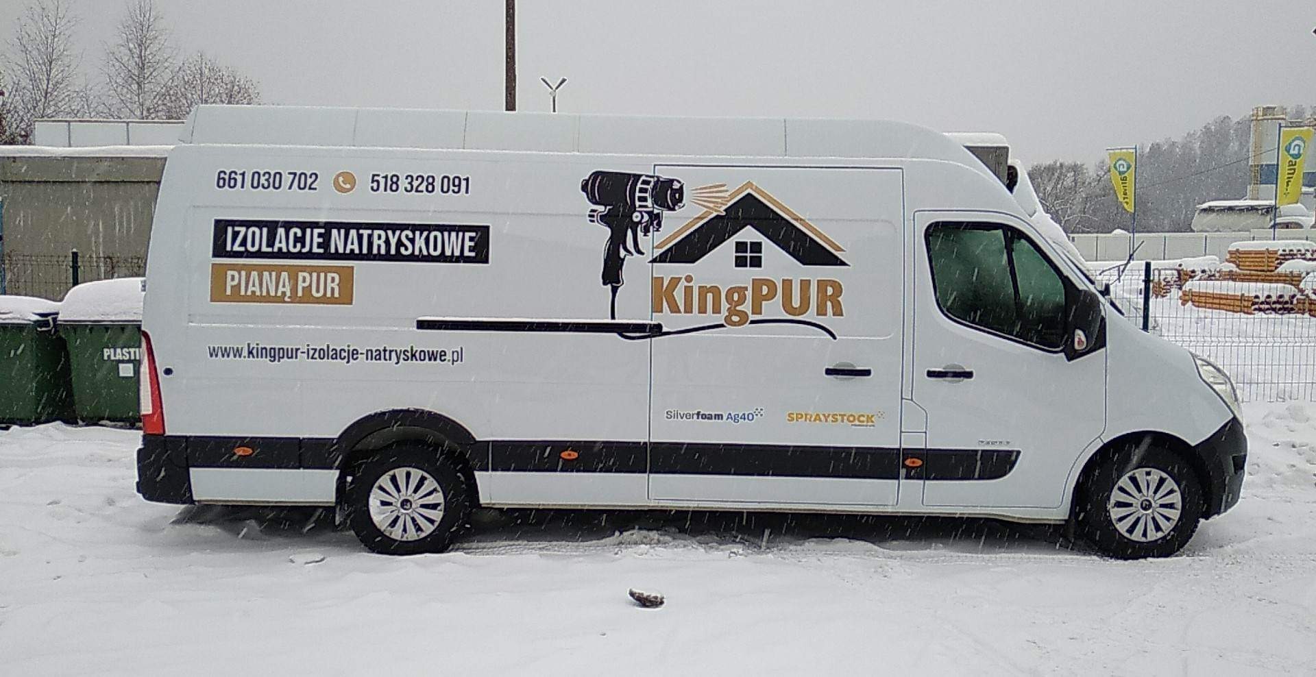 Biały samochód dostawczy z reklamą natryskowych izolacji Pianą PUR firmy KingPUR, zaparkowany na śniegu w zimowy dzień.