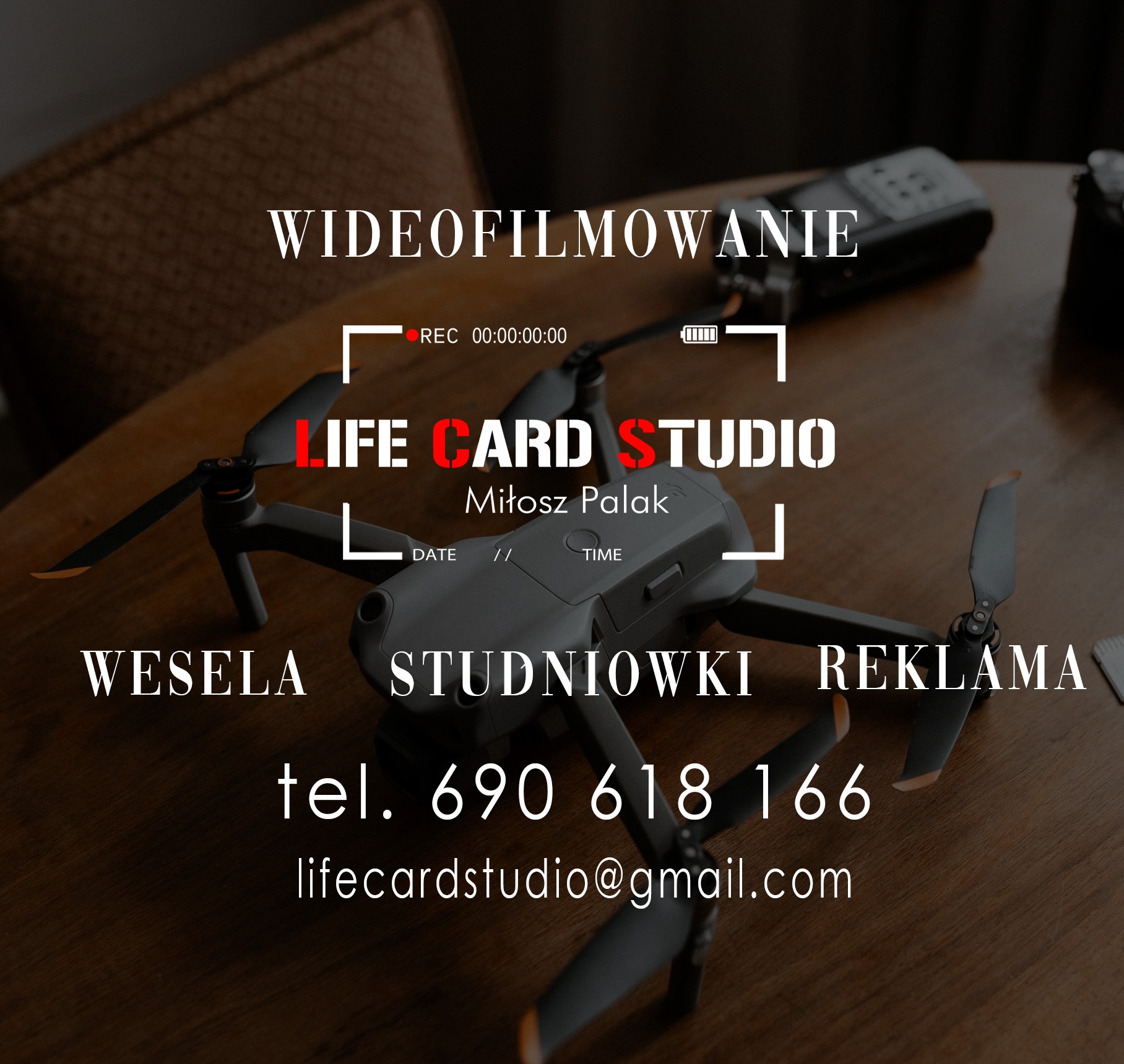 Grafika reklamowa studia wideofilmowania z dronem, tekstem 'Wesela Studniówki Reklama' oraz danymi kontaktowymi.