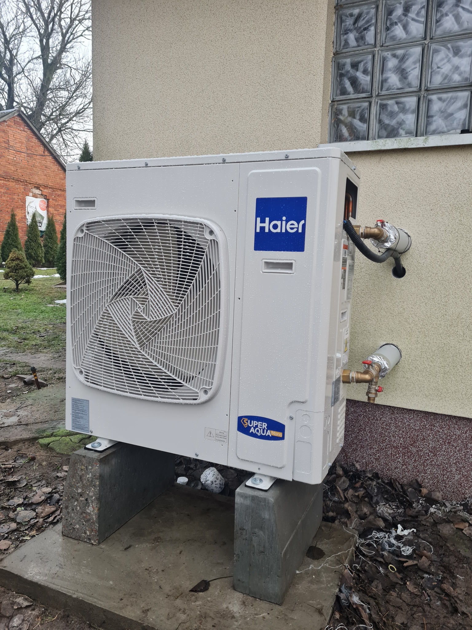 Montaż PC Haier z pozostawiwniem kotła stałopalnego wpiętego w instalacje poprzez wymiennik ciepła.