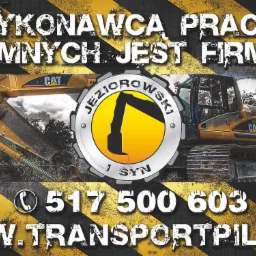 Grafika reklamowa firmy JEZIOROWSKI I SYN, specjalizującej się w pracach ziemnych, prezentująca żółtą koparkę CAT 330C na tle krajobrazu, z numerem telefonu i adresem strony internetowej.