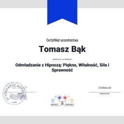oSwój Umysł - Certyfikat uczestnictwa w webinarze 'Odmładzanie z Hipnozą: Piękno, Witalność, Siła i Sprawność' dla Tomasza Bąka, z pieczęcią 'Attendance' i logo 'Barwy Umysłu'.