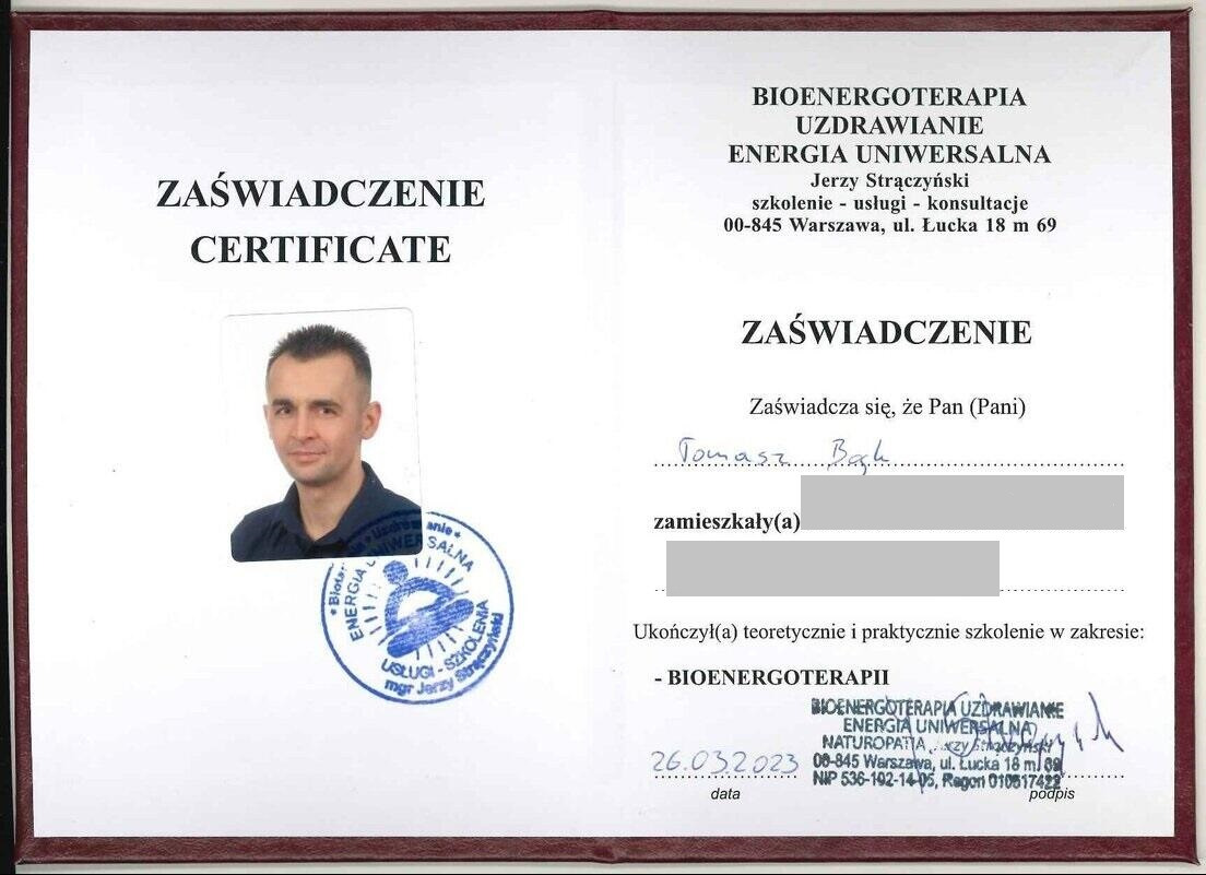 Skan certyfikatu ukończenia szkolenia z bioenergoterapii i uzdrawiania energią uniwersalną, z pieczątką i zdjęciem osoby certyfikowanej.