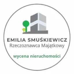 Logo firmy Emilia Smuśkiewicz Rzeczoznawca Majątkowy z sylwetką budynku i drzewa w okręgu.