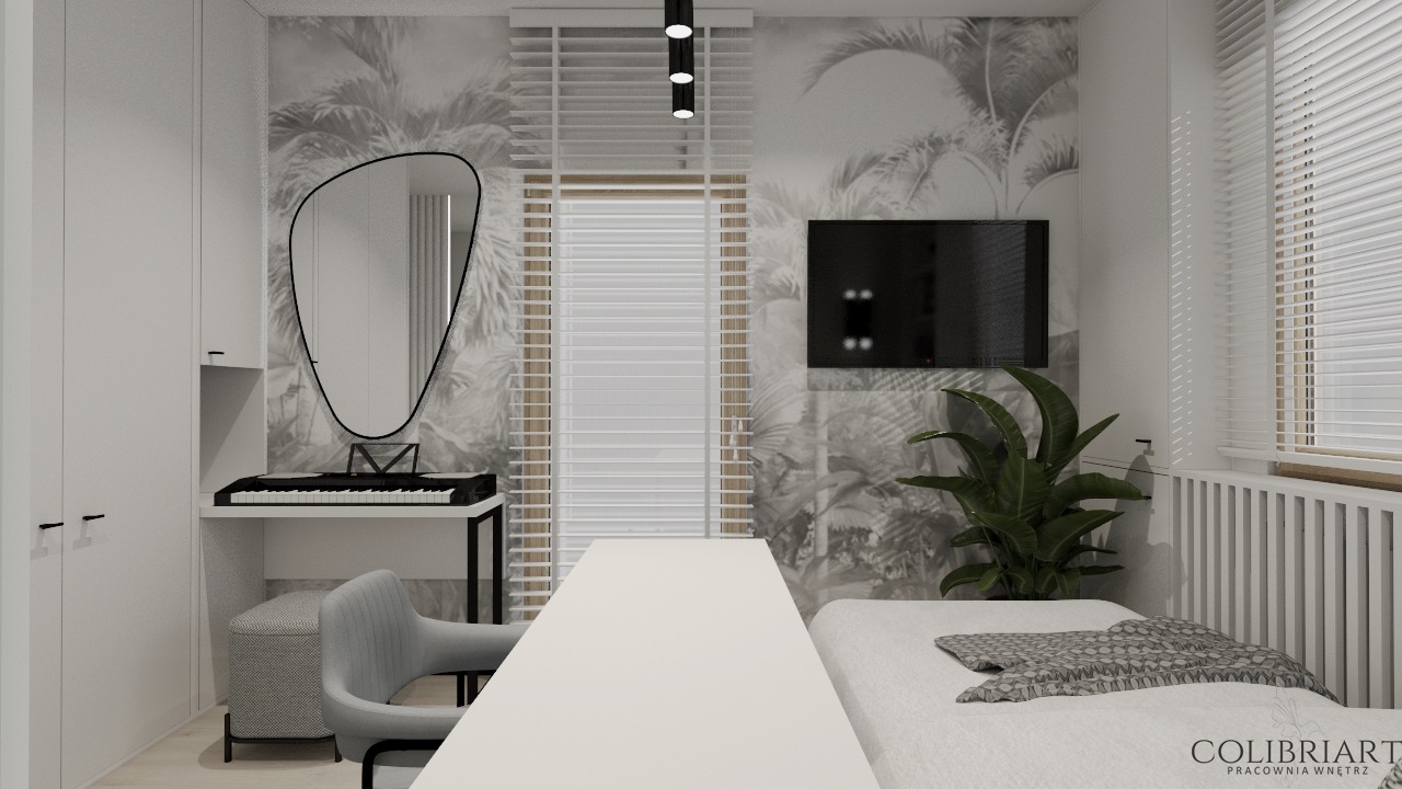 Nowoczesny pokój z biurkiem, pianinem i lustrem o nieregularnym kształcie. Tapeta w palmy, roślina doniczkowa i telewizor tworzą spójną całość.