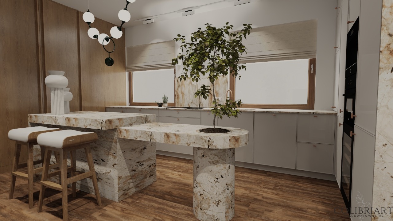Nowoczesna kuchnia z wyspą z marmurowym blatem, drewnianymi krzesłami barowymi i rośliną wbudowaną w blat. Jasne szafki i drewniane panele ścienne.