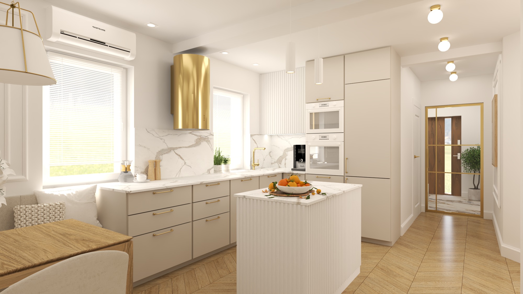 Beżowa kuchnia z wyspą i złotymi akcentami: okap, bateria, uchwyty. Marmurowy blat i backsplash. Parkiet w jodełkę. Widok na przedpokój przez przeszklone drzwi.