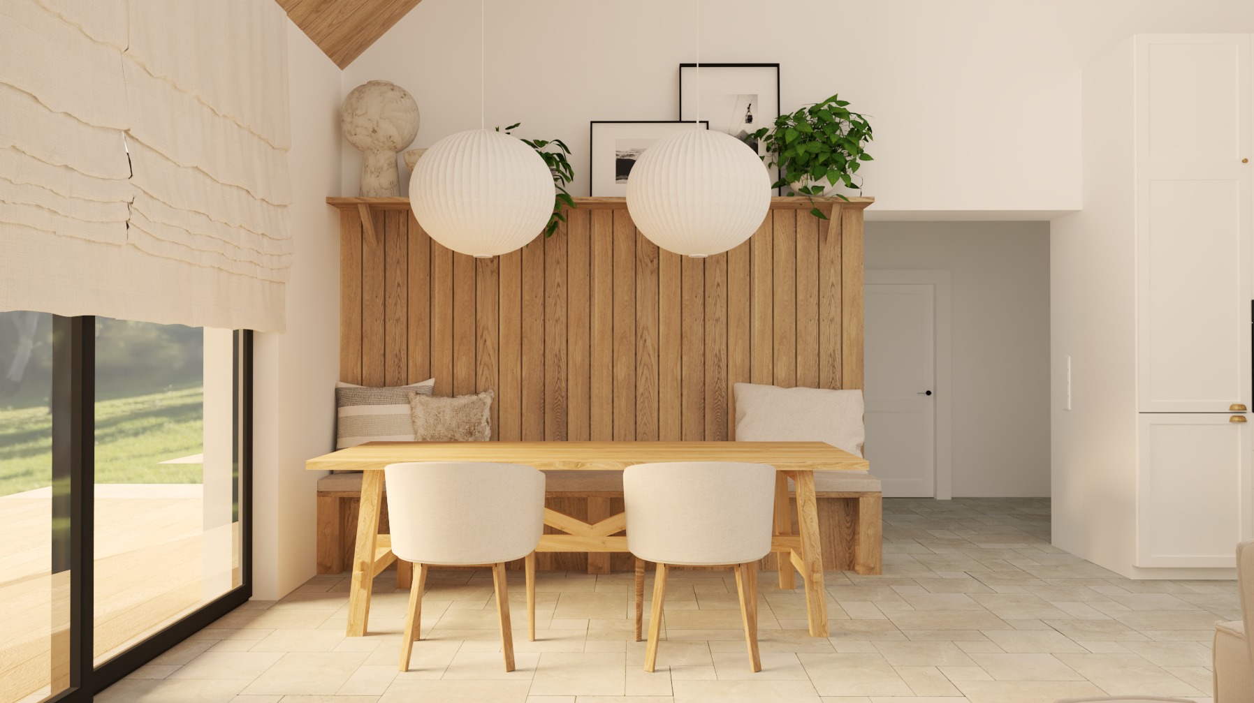 Jasna jadalnia w stylu skandynawskim: drewniany stół, krzesła z tapicerką, lampy kule, drewniana boazeria z półką i dekoracjami. Duże okno z roletami rzymskimi.