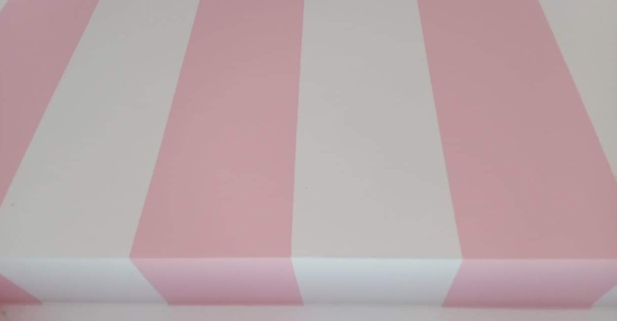 Równomiernie pomalowany sufit w biało-różowe pasy, świeżo po malowaniu.