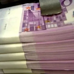 Stosy banknot&oacute;w 500 euro, zabezpieczone banderolami, ułożone jeden na drugim.