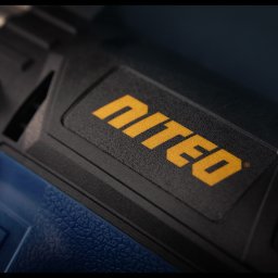 Bohema Pictures - Zbliżenie na czarno-niebieskie urządzenie z żółtym logo Niteo, ukazujące teksturę obudowy i elementy sterujące.