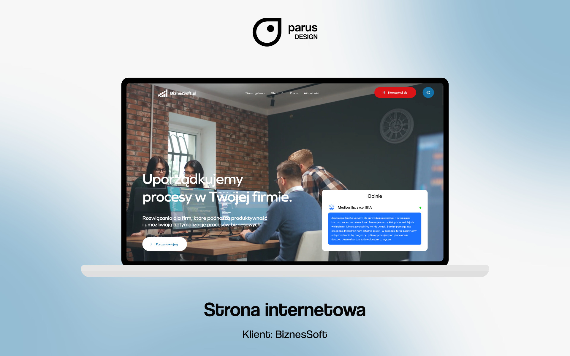 Prezentacja strony internetowej BiznesSoft.pl z hasłem 'Uporządkujemy procesy w Twojej firmie', widok na zespół programistów pracujących przy komputerach, opinia klienta w ramce.
