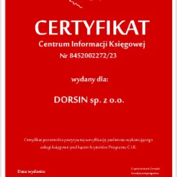 Certyfikat Centrum Informacji Księgowej dla firmy DORSIN sp. z o.o. wydany 15.10.2023, potwierdzający pozytywną weryfikację usług pod kątem kryteriów Programu C.I.K., czerwone tło, białe napisy.