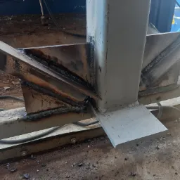 Spoina łącząca elementy stalowej konstrukcji, widoczne ślady po spawaniu, surowy stan wykończenia.